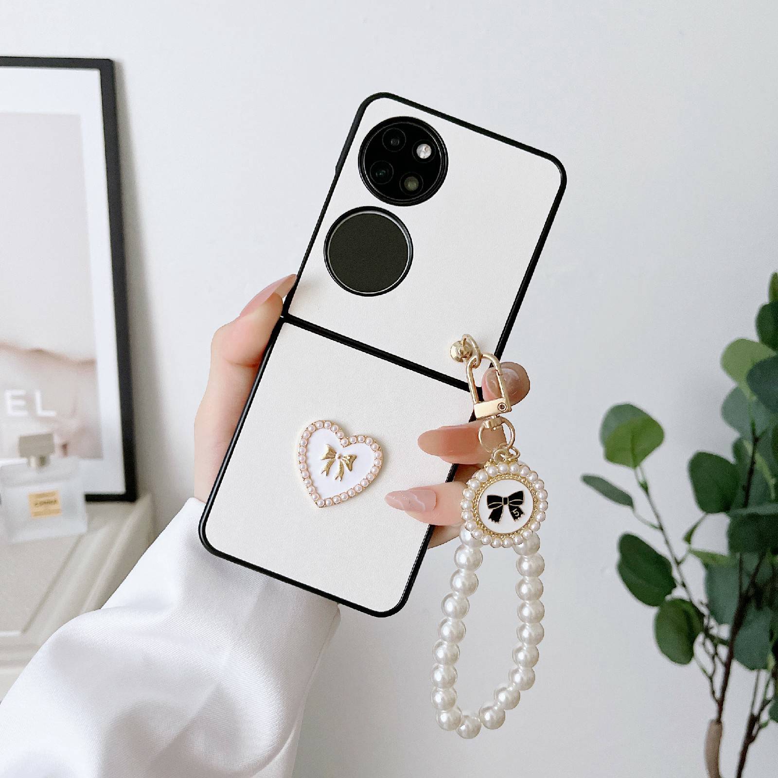 

Stoßdämpfer Hülle Für Huawei P50 Pocket Anti-fall-telefonhülle 3d-herzmuster Hartes Pc-abdeckung Mit Perlenriemen - Weiß, Huawei P50 Pocket